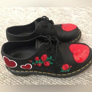New, unworn Dr. Marten’s 1461 / HEARTS — EU39